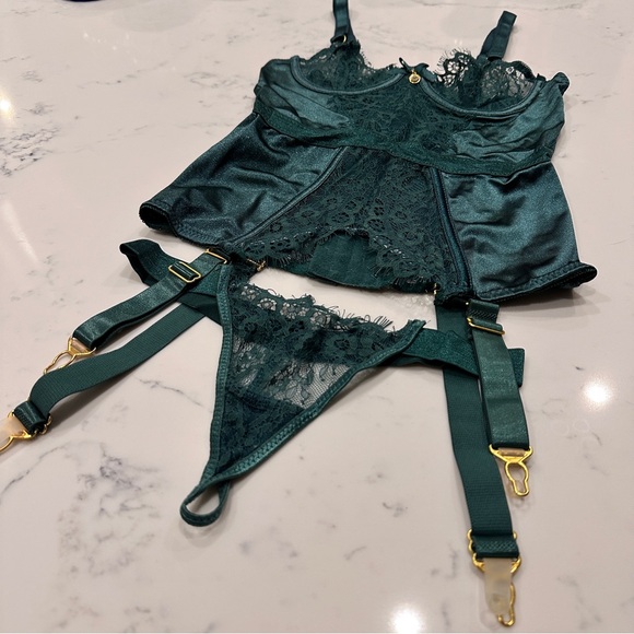 Classy Vintage Emerald satin & lace 2 piece lingerie set - Picture 2 of 6